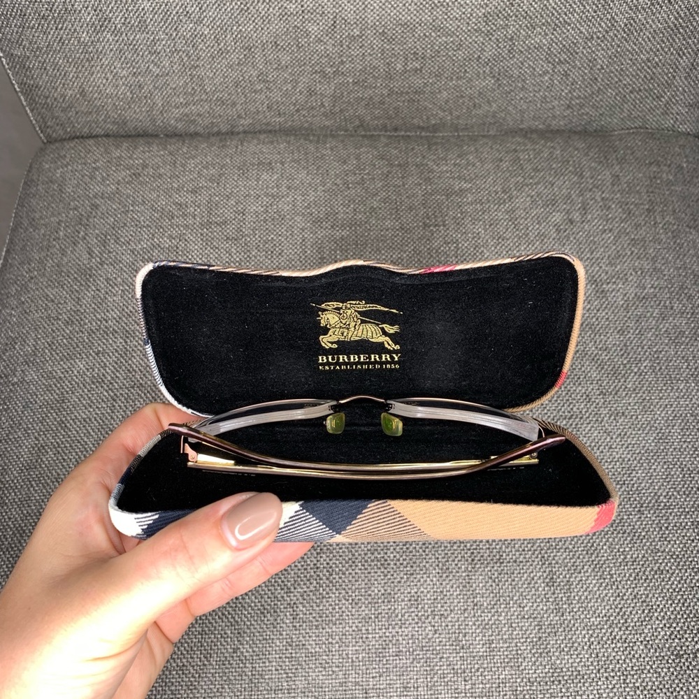 Burberry case and glasses 🤓 - Picture 11 of 12